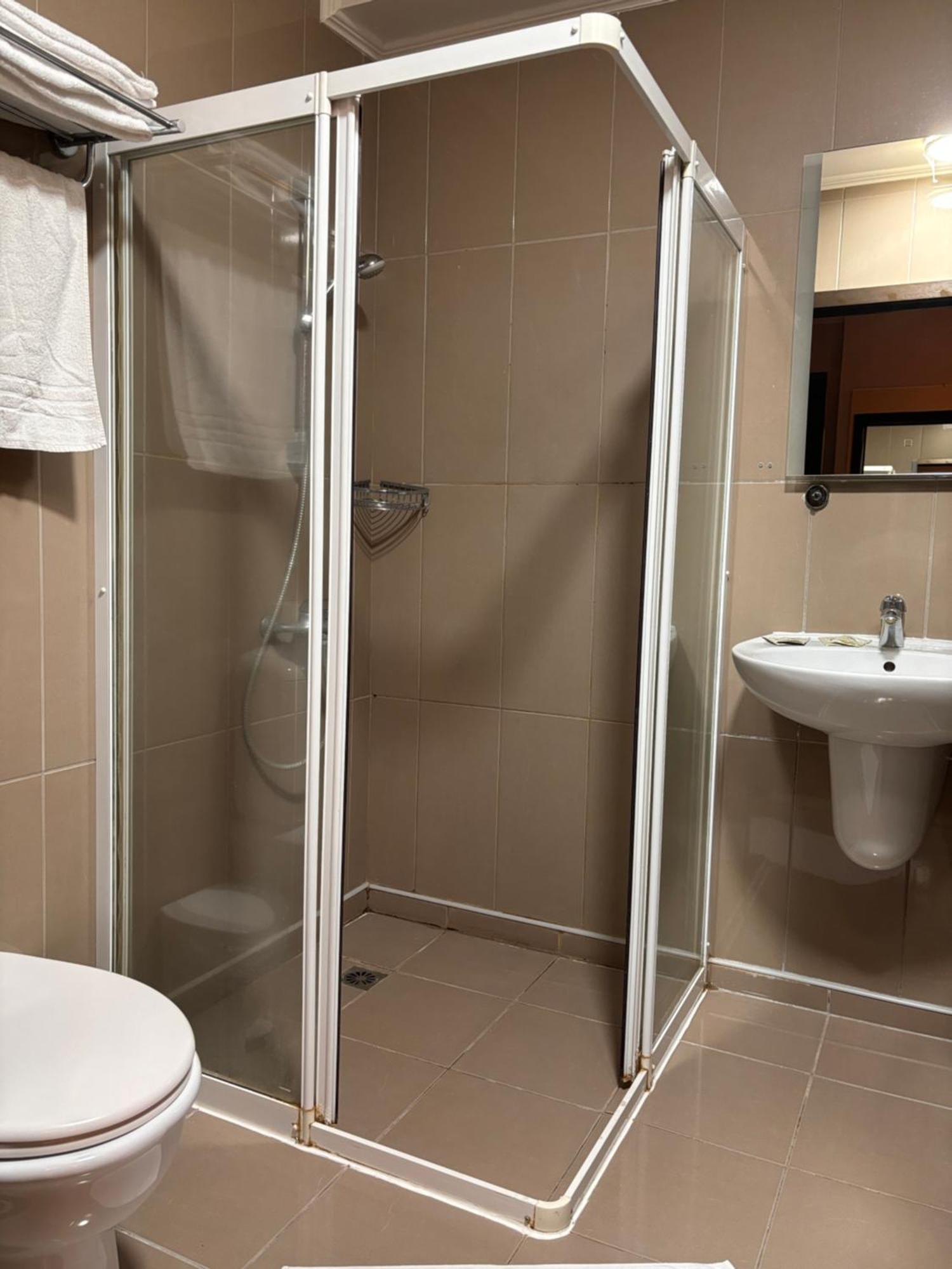 Escale Hotel Saint-Gilles ภายนอก รูปภาพ