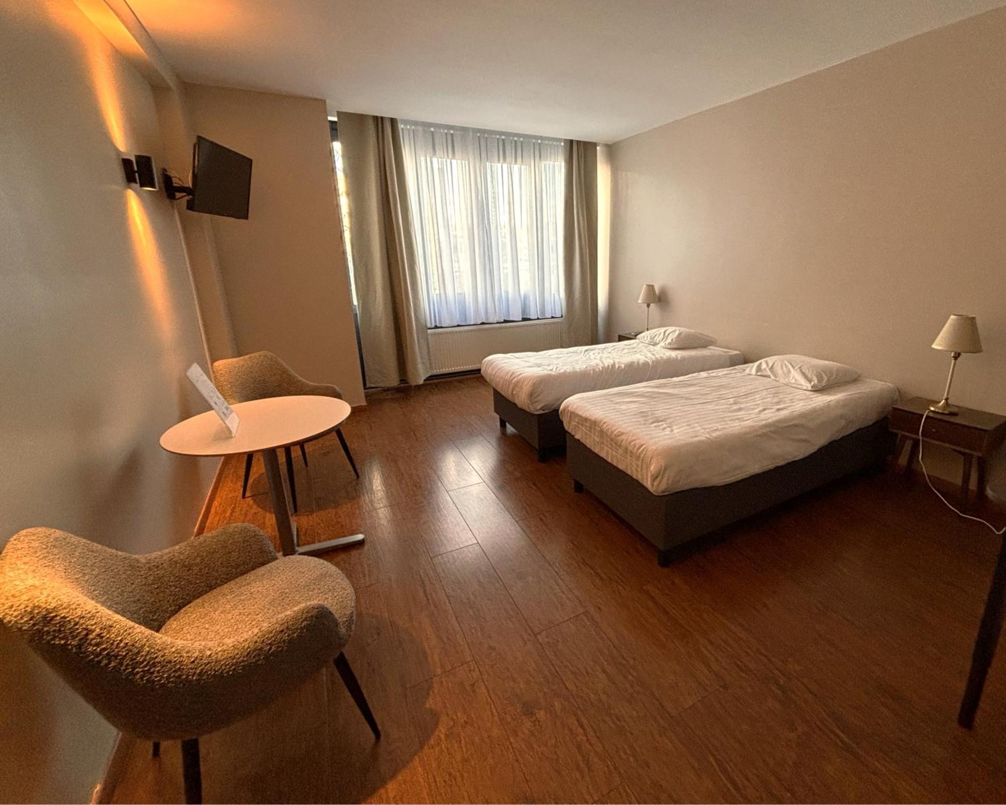 Escale Hotel Saint-Gilles ภายนอก รูปภาพ