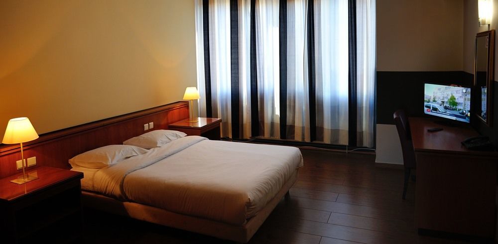 Escale Hotel Saint-Gilles ภายนอก รูปภาพ