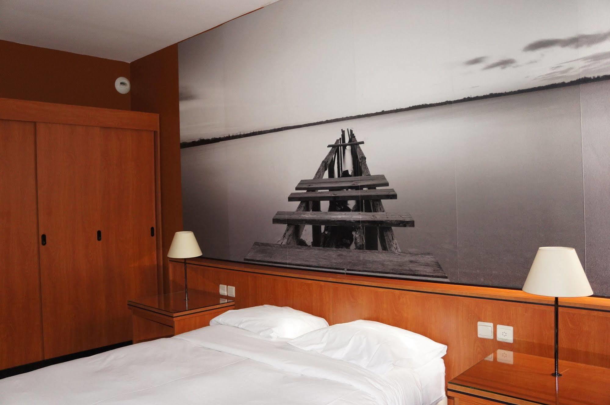 Escale Hotel Saint-Gilles ภายนอก รูปภาพ